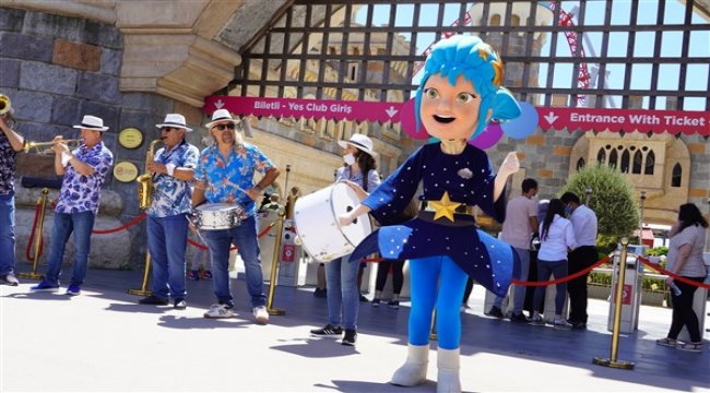 Neşeli maskotlar ve coşku dolu bando takımıyla İsfanbul Tema Park’ta bayram sevinci şenliğe dönüştü