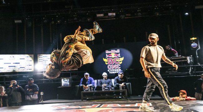 Red Bull BC One E-Battle ile dans pisti evine geliyor