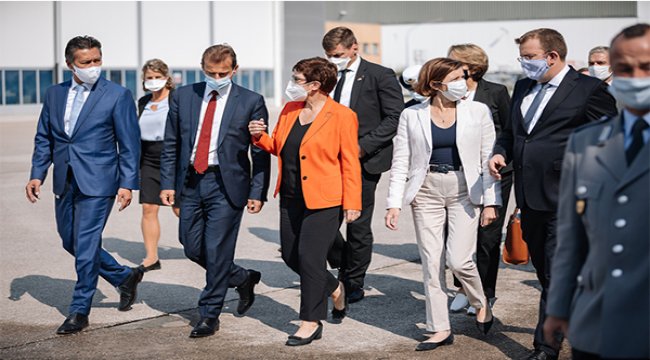Almanya ve Fransa Savunma Bakanları Manching'deki Airbus tesislerini ziyaret etti