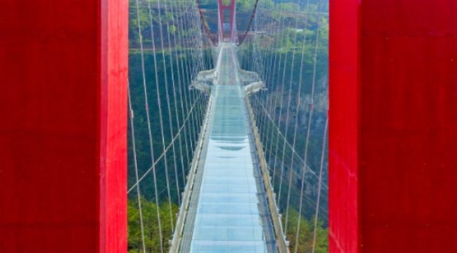 Çin, 526 metrelik dünyanın en büyük cam köprüsünü yaptı