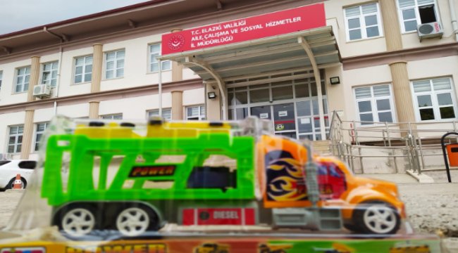 Çocuklara bir gemi dolusu oyuncak sevinci