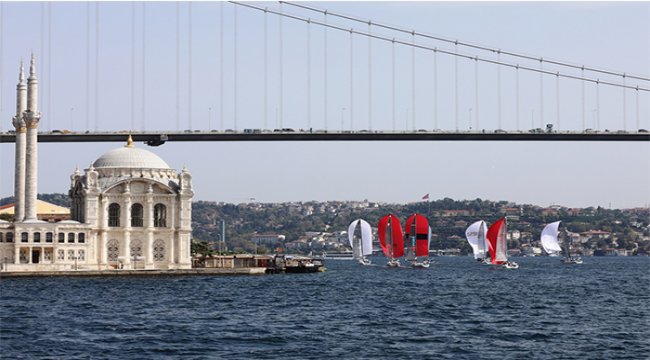 İstanbul boğazı yelkenlilerle renklendi