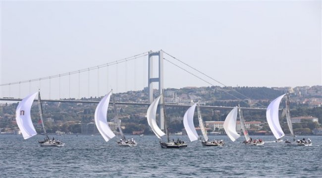 İstanbul Boğazı yelkenlilerle renklendi