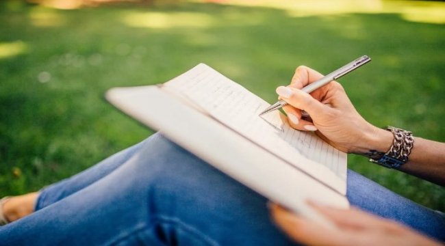 Milyonlarca insana okuma yazma öğretmeyi hedefliyor