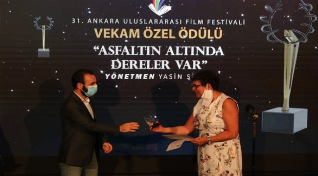 VEKAM Özel Ödülü’nün sahibi “Asfaltın Altında Dereler Var” belgeseli oldu