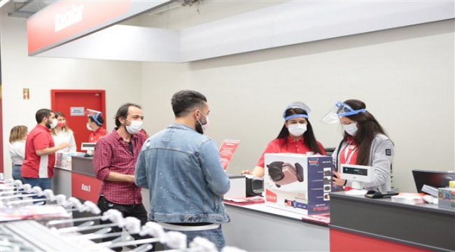 Bir günde iki mağaza açılışı