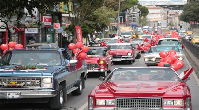 Cumhuriyet Bayramı Kadıköy’de klasik otomobil konvoyu’yla kutlandı