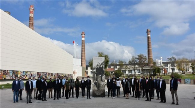 Cumhuriyet tarihinin ilk seramik üreticisinden Atatürk’e saygı eseri