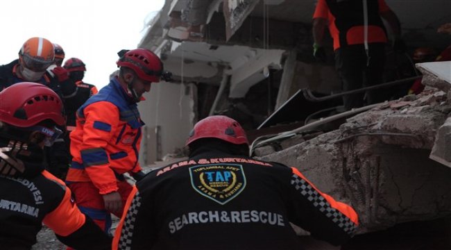 Deprem bölgesindeki çalışmalarına aralıksız devam ediyor