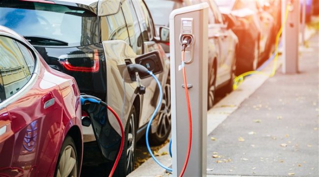 Dizel ve benzinle farkı kapatan elektrikli araçlar, Avrupa’da rekabeti kızıştırıyor