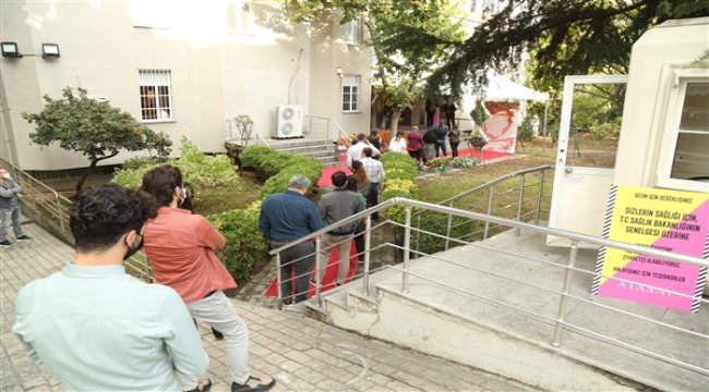 İndirimli altın ve pırlanta için sabahın erken saatlerinde kuyruk oluştu