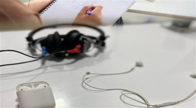 Online eğitimde kulaklıklara dikkat