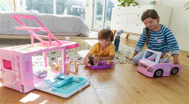 Oyuncak bebekle oynamanın faydalarını Barbie ile keşfedin