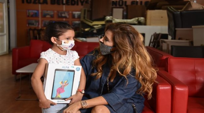 Sanatçı Aslı Hünel gönül elleri çarşısını ziyaret etti