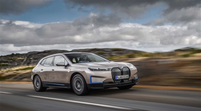 BMW mobilitenin geleceğine giden yolu BMW iX ile aydınlatıyor