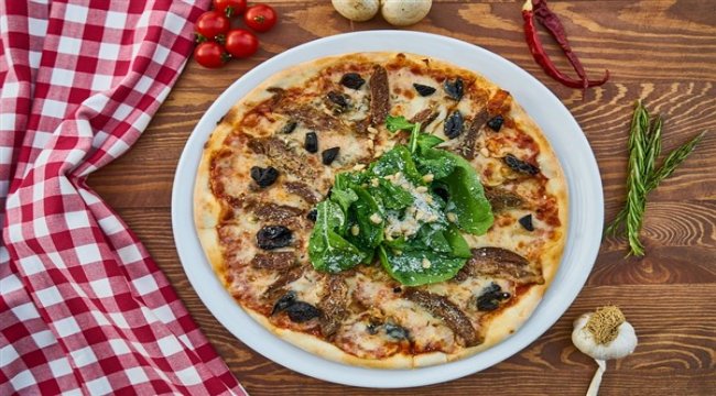 Hazır pizza hamuru ile pizza yapmak çok kolay
