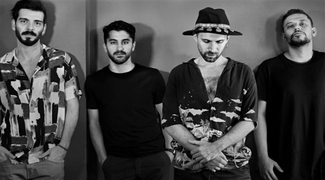 Adamlar şarkılarını hiç böyle duymadınız