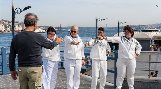 Barry GIBB, “Stayin Alive” şarkısını sosyal farkındalık için İZEV’e bağışladı