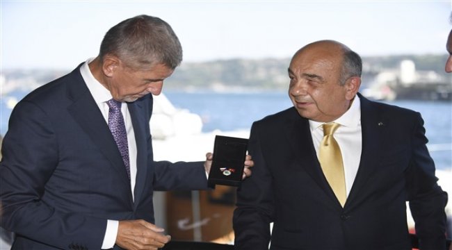 Çek Liyakat Madalyası Ahmet Yüce’ye verildi