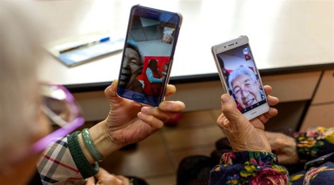 Çin’de yaşlılara akıllı telefon kullanmayı öğretmek için kurslar açıldı