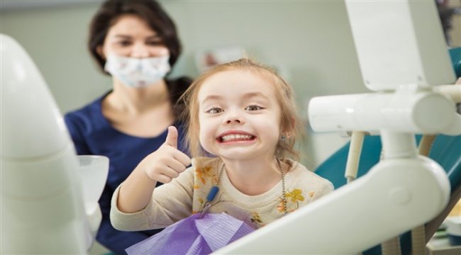 Çocuklarda ilk diş muayenesi ilk dişle birlikte yapılmalı