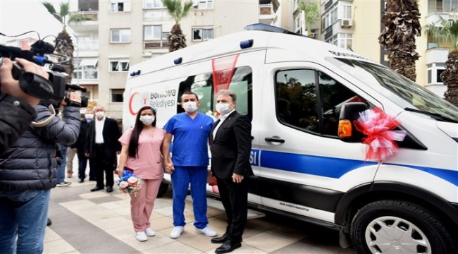 Doktor önlüğü gelinlik ve damatlık, ambulans gelin arabası oldu