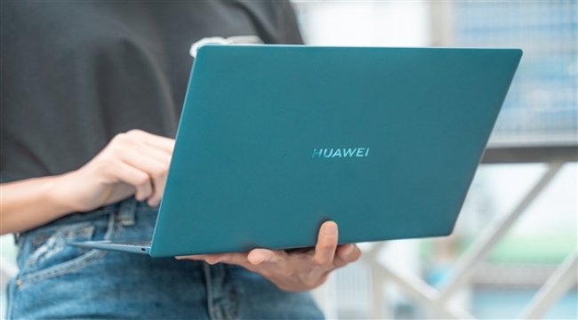 Dosya kağıdı kadar küçük, iki parmakla taşınacak kadar hafif HUAWEI MateBook X