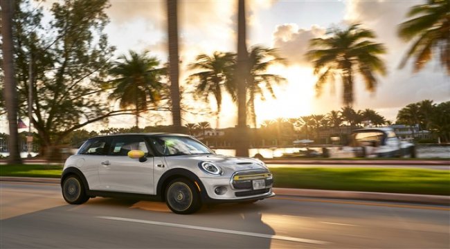 MINI ELECTRIC Amerika’da yılın en çevreci şehir otomobili seçildi
