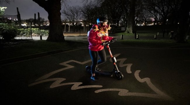 Trafikte ‘güvenli mesafe’ye dikkat çeken Ford’dan özel yeni yıl kazağı