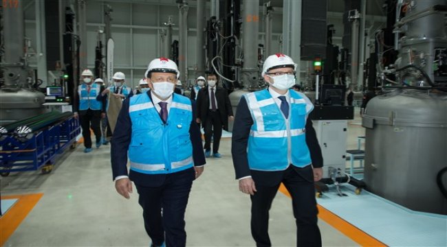 Türkiye ve Azerbaycan Enerji Bakanları Kalyon Güneş Teknolojileri Fabrikası’nı ziyaret etti