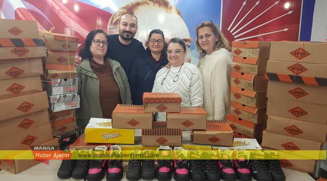 CHP Yunusemre'den öğrencilere kışlık bot yardımı