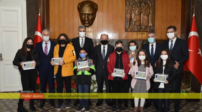Elginkan Vakfı öğrencilere kitap seti hediye etti