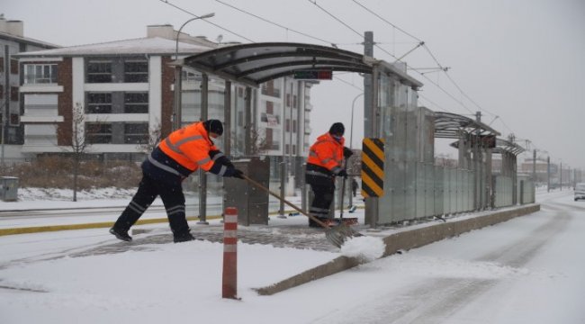 ESTRAM hem tramvaylarda hem de duraklarda hijyene önem veriyor