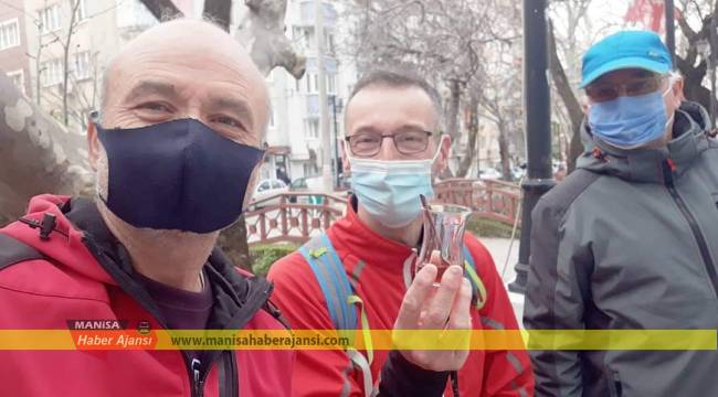Fransız Dağcıya Manisa'da Türk çayı