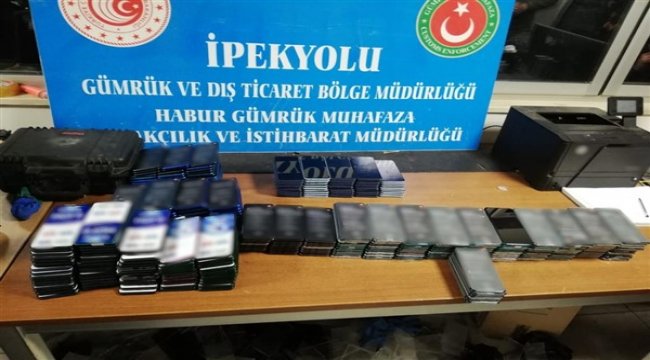 Gümrük Muhafaza ekiplerince Habur’da yüzlerce cep telefonu ele geçirildi