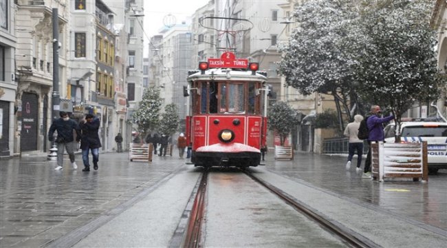 İBB ekiplerinden kar ve buzlanmaya anında müdahale