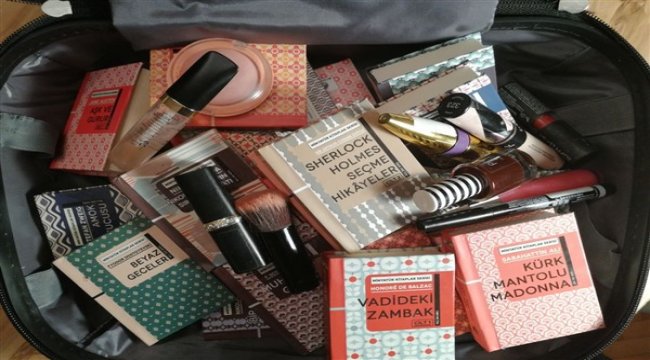 Kütüphaneyi makyaj çantasına sığdırdılar