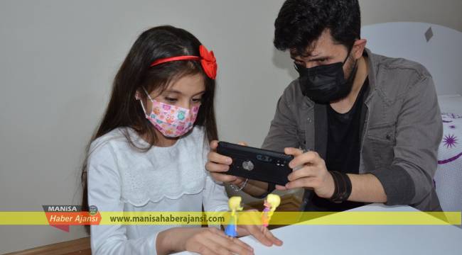 Oyuncaklarından yaptığı skeçle koronavirüse dikkat çekti