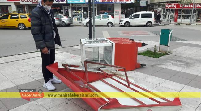 Simit arabası fırtınaya dayanamadı