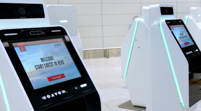 Emirates akıllı self check-in kioskları ile temassız yolculuğu geliştiriyor