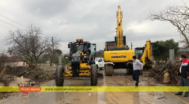 Manisa'da kuvvetli yağış hayatı felç etti