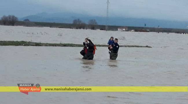 Sel Sularında Mahsur Kalan Ailenin İmdadına Büyükşehir Yetişti