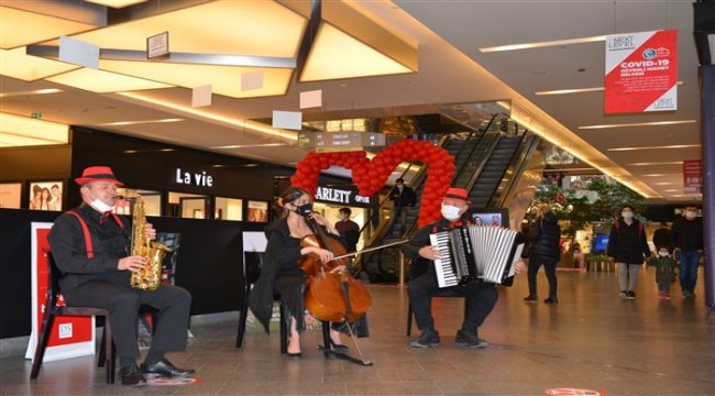 Sevgililer Günü'ne çifte sürpriz