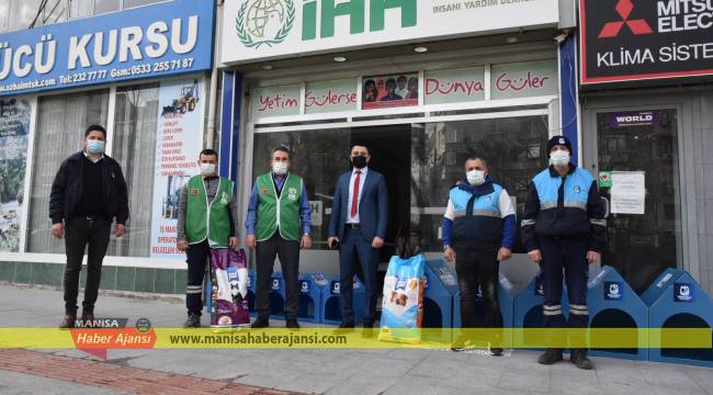 YUNUSEMRE VE İHH SOKAK HAYVANLARININ YANINDA