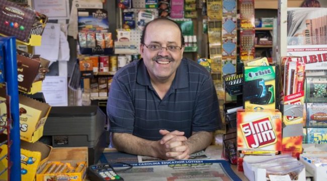 Bakkal kasa önünde marketle yarışıyor