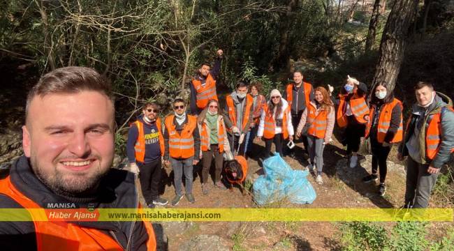 CHP’li gençler yerlerdeki çöpleri topladı