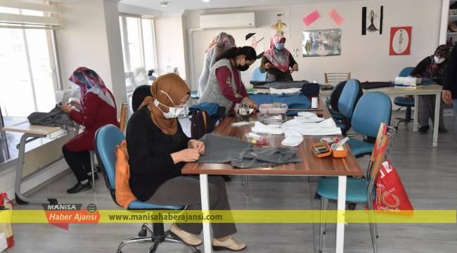 HANIMLAR YUNUSEMRE İLE DİKİŞ ÖĞRENİYOR