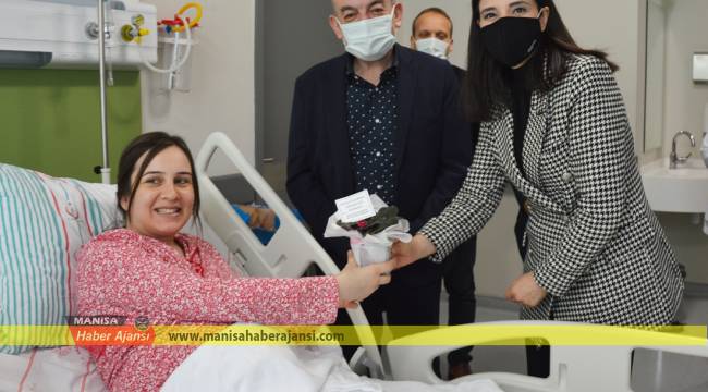 Manisa’nın tek kadın milletvekili olan Kıvırcık  Şehir Hastanesi’nde kadınlara çiçek dağıttı günlerini kutladı