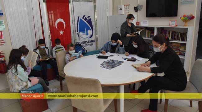 OKUMA KÖŞESİNDE BİRLİKTE KİTAP OKUYORLAR  ‘KİTABIMI KARDEŞLERİM DE OKUSUN’