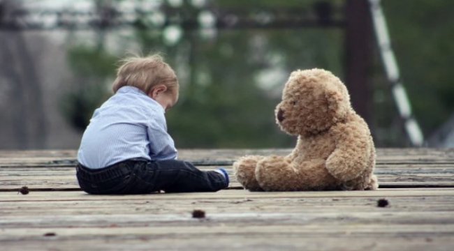 Oyun oynayan çocuk yemekten keyif alır